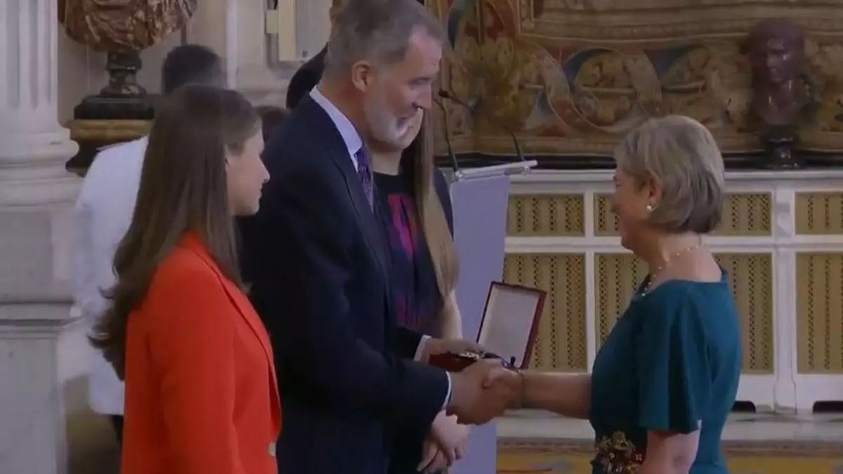Felipe VI condecora al sacerdote de Teulada Vicente Berenguer