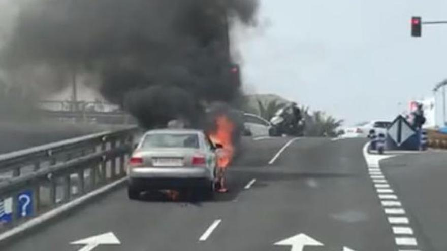 Arde un coche ante el túnel de Julio Luengo