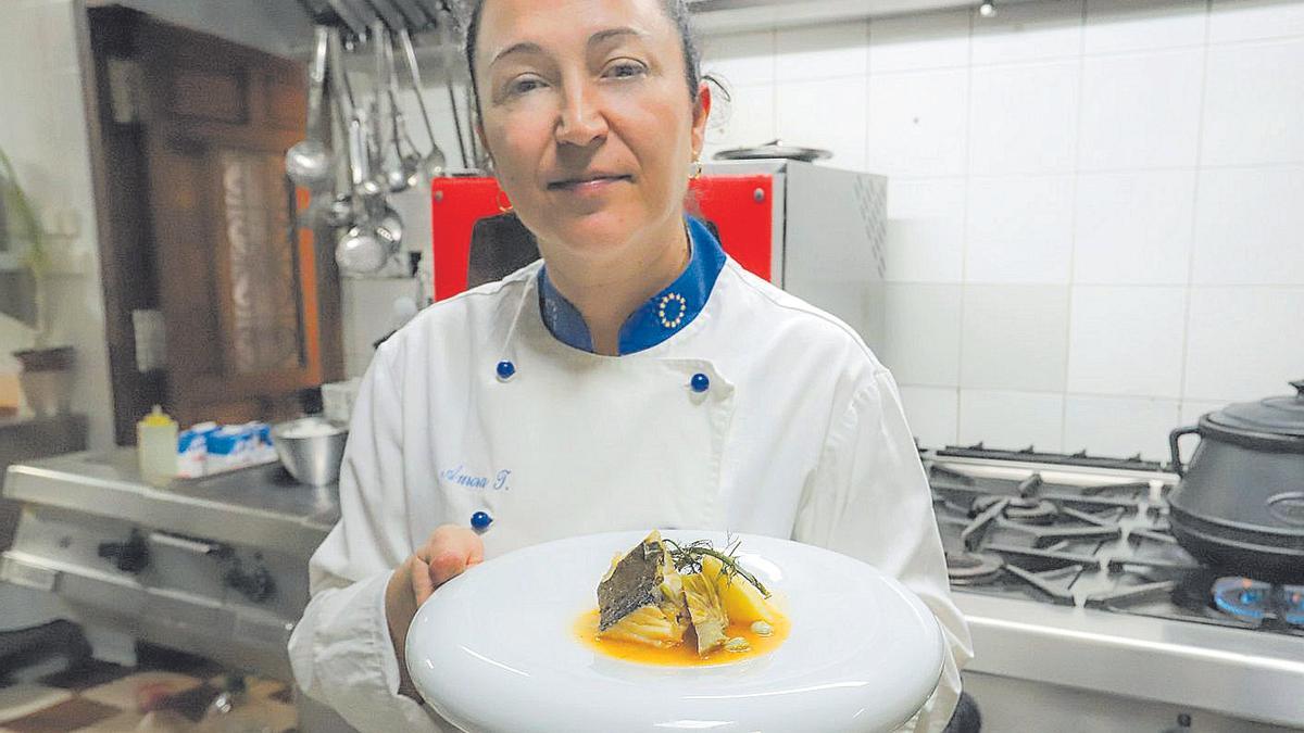 Aurora Torres con unos de los platos tradicionales de la Vega Baja.