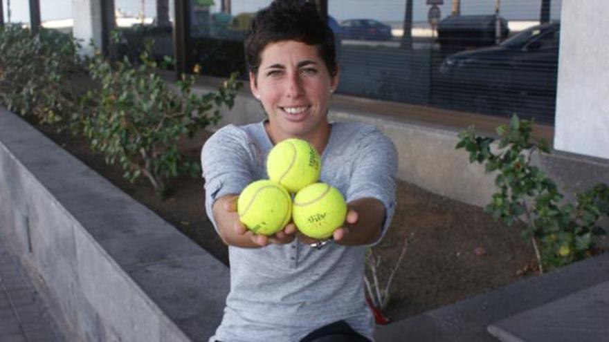 La tenista grancanaria Carla Suárez, en la puerta de la Redacción de LA PROVINCIA, con tres pelotas del US Open. | paco cabrera