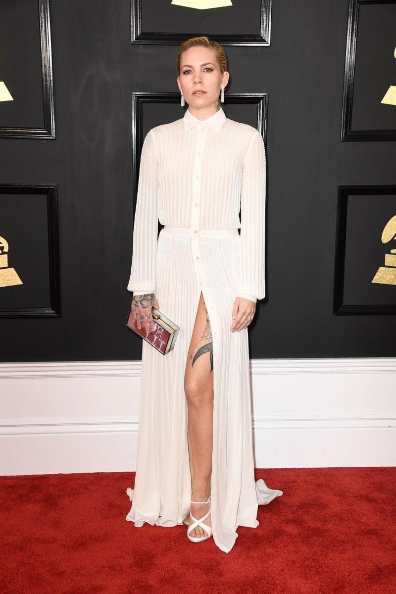 Premios Grammy 2017: Skylar Grey con vestido camisero