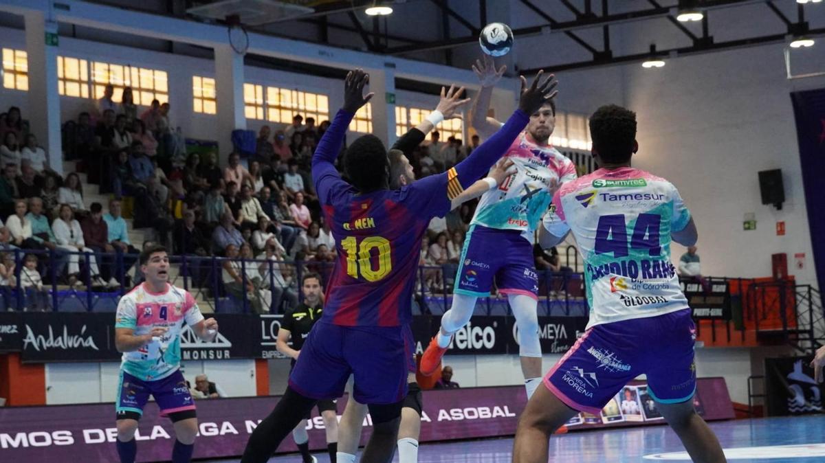 David Estepa intenta dar un pase a Claudio Ramos.