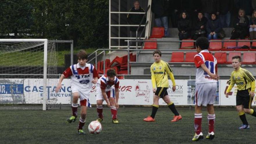 El partido disputado entre los alevines del TSK Roces y el Manuel Rubio.