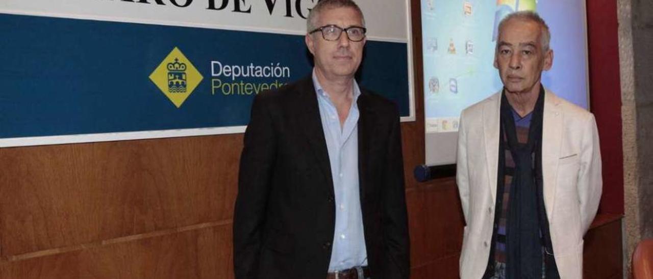 Joaquín del Valle-Inclán (d.) fue presentado por el profesor de Literatura Manuel Ángel Candelas. // J. Lores