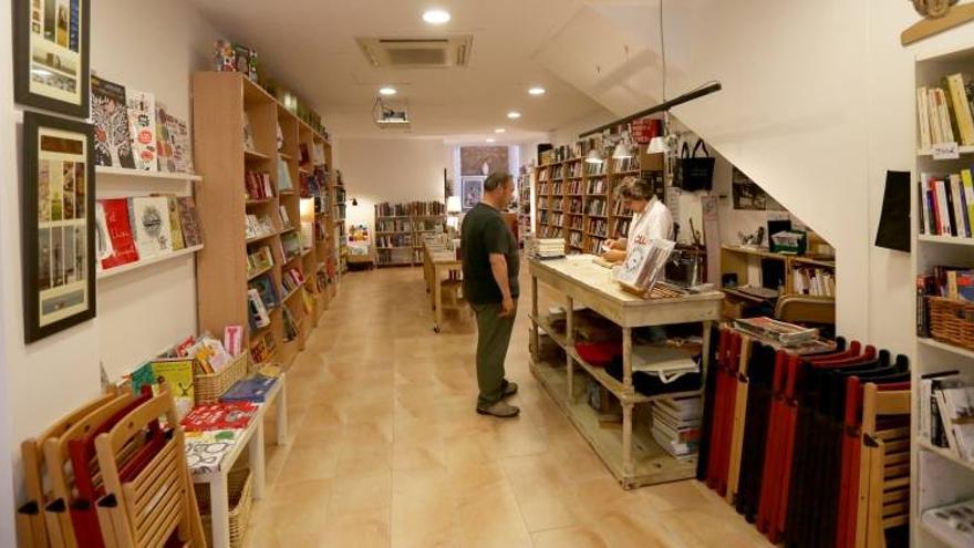 Las librerías dejan de traer los textos para becados