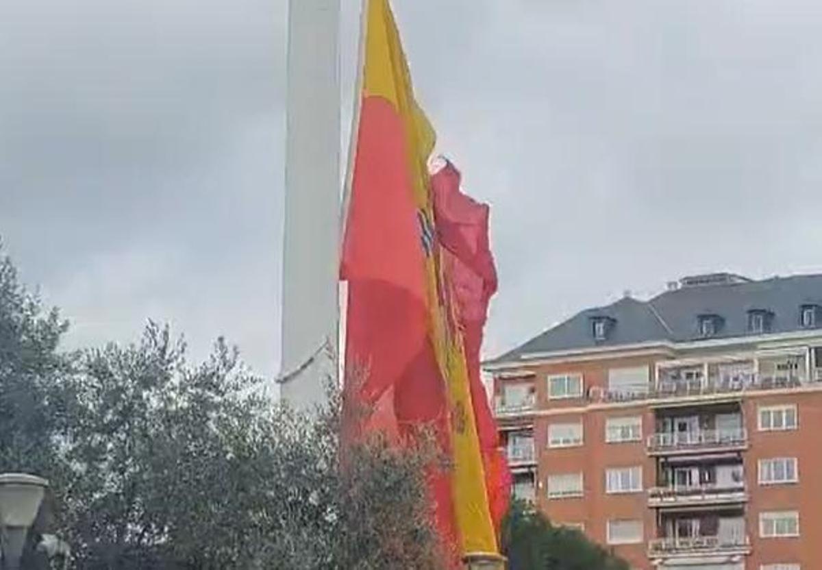 La bandera de España en Colón se rompe en pleno acto de izado.