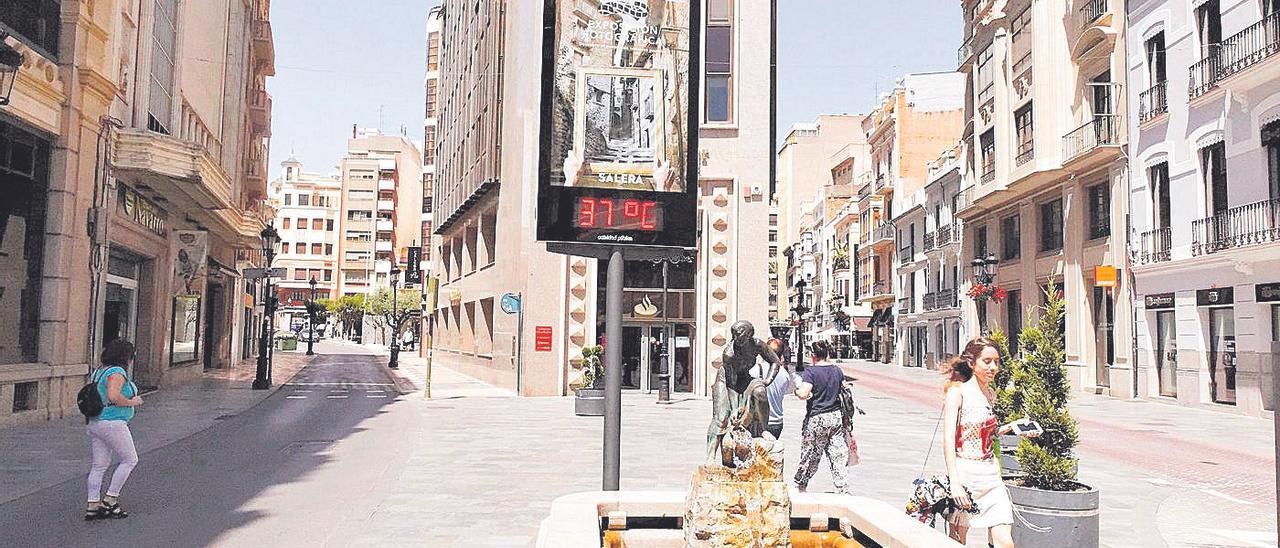 Un termómetro refleja las altas temperaturas en la Puerta del Sol de la capital de la Plana.