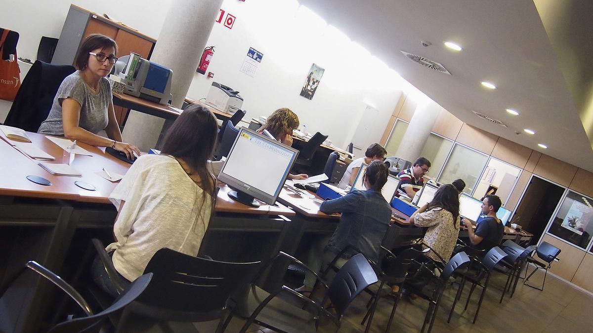 Ciudadanos renovándose la documentación en una Comisaría