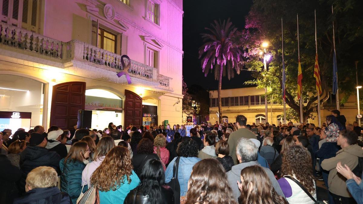 Minuto de silencio en Sant Boi tras un feminicidio.