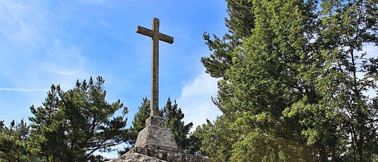 La cruz, en lo alto del Outeiro da Obra, Celanova.   | // FDV