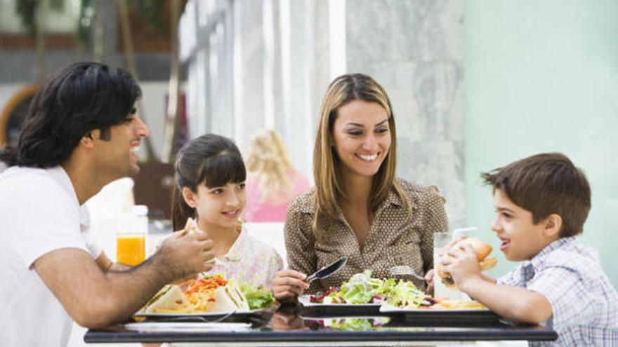 Una família menja en un restaurant.