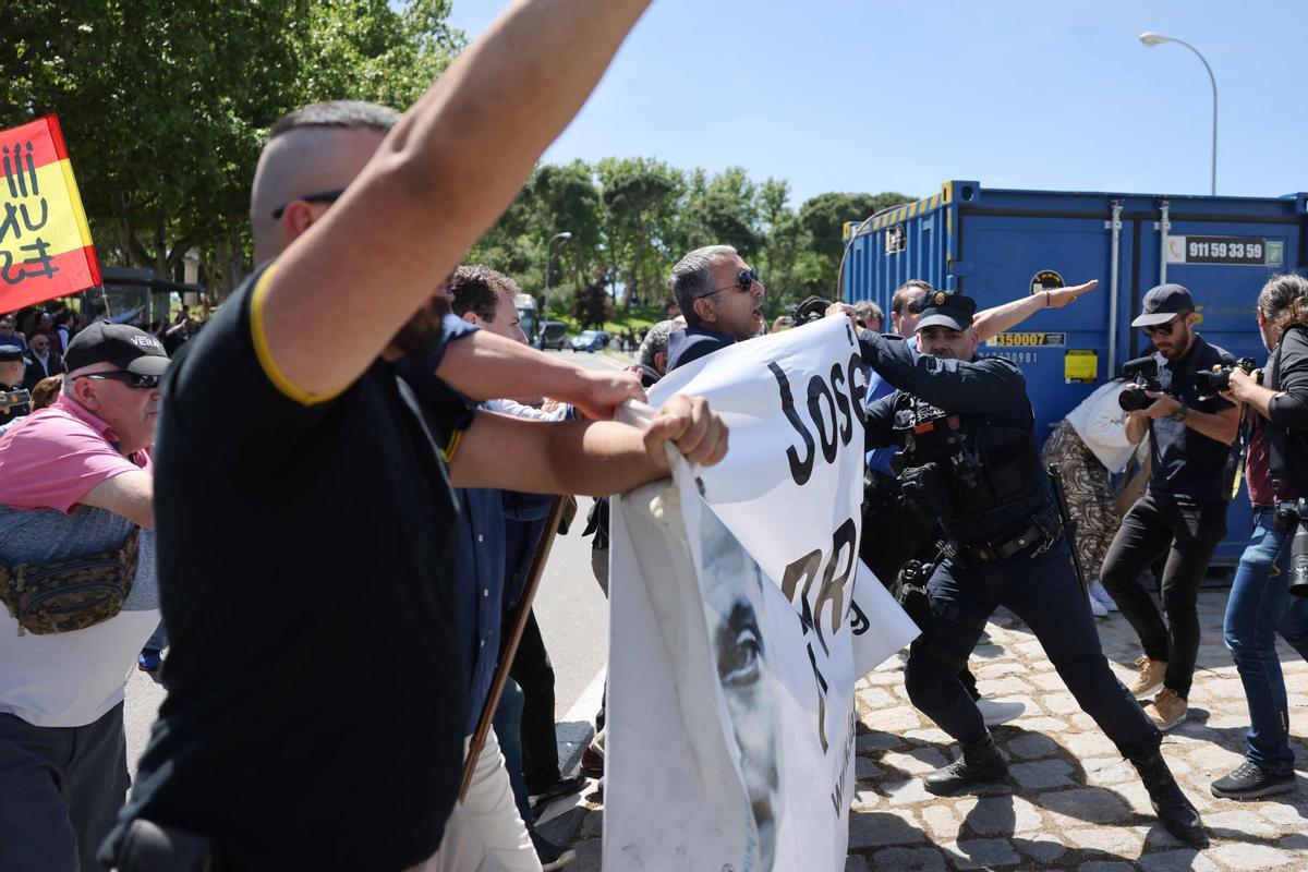 Incidentes a la llegada de los restos de Primo de Rivera al cementerio de San Isidro