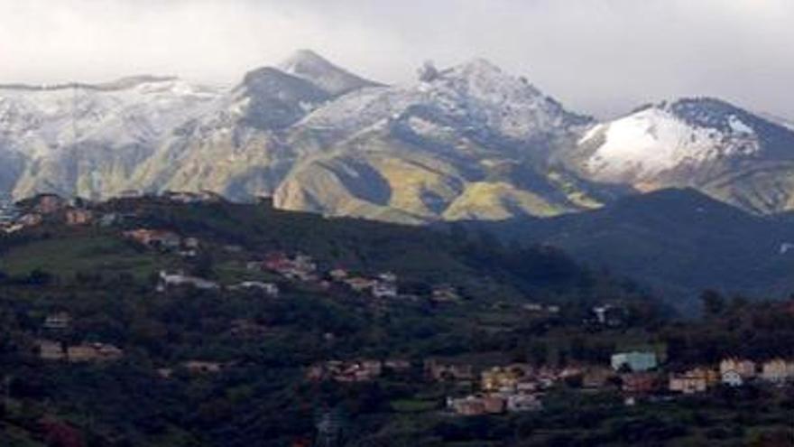 Una imagen de la nieve en la cumbre vista desde la Isleta, enviada por el lector Garbet García.