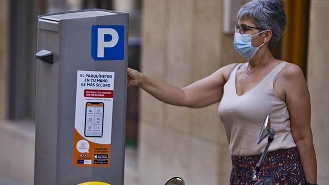 Una usuaria ante un expendedor de la ORA, ayer en Xàtiva.