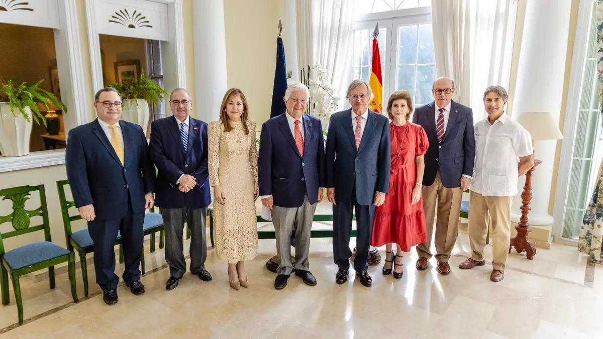 Marcos Cochón Abud (segundo vicepresidente de Finmiesp), Manuel García Arévalo (vocal), Ana Corripio Alonso (vocal), José Vitienes Colubi (presidente). Antonio Pérez-Hernandez y Torra (embajador de España), Elena Viyella de Paliza (segunda vicepresidente), Juan Ramos Vicente (secretario), Fernando Armenteros Márquez (tesorero). / Finmiesp