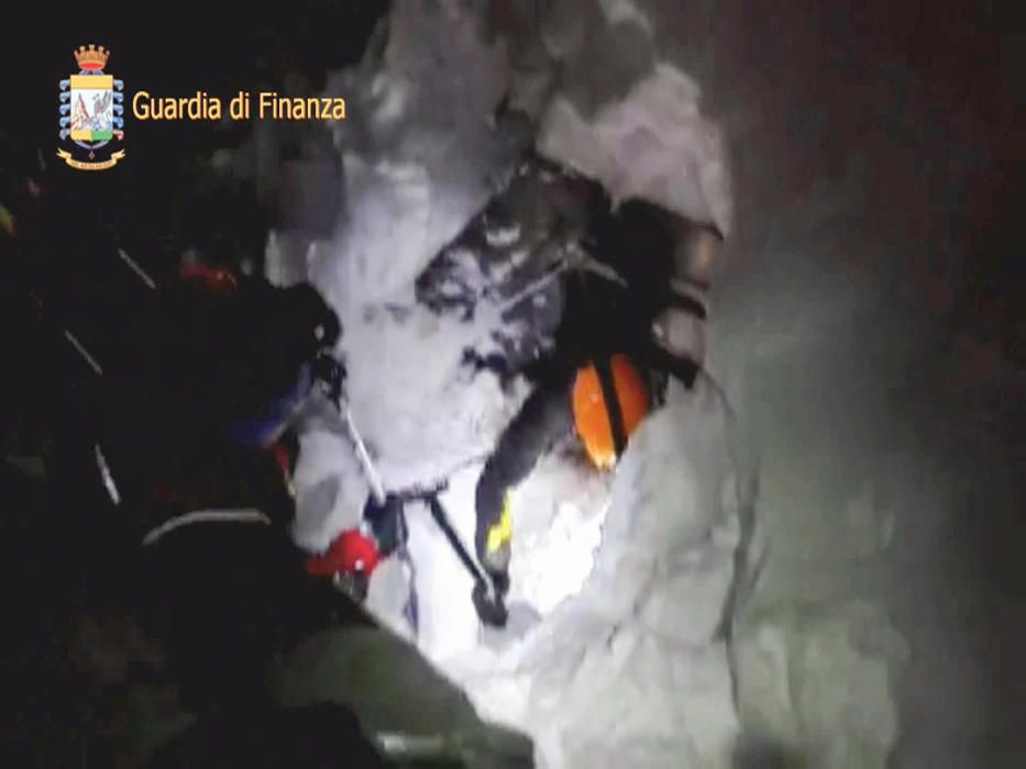 Una avalancha de nieve sepulta un hotel en Italia