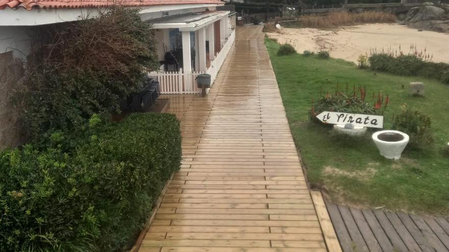 La renovada pasarela entre A Barrosa y Pedras Negras.
