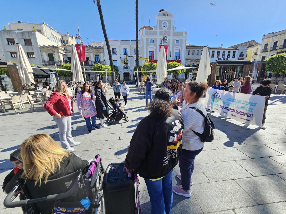 Concentración convocada por el Movimiento de Mujeres Migrantes de Extremadura en Mérida.