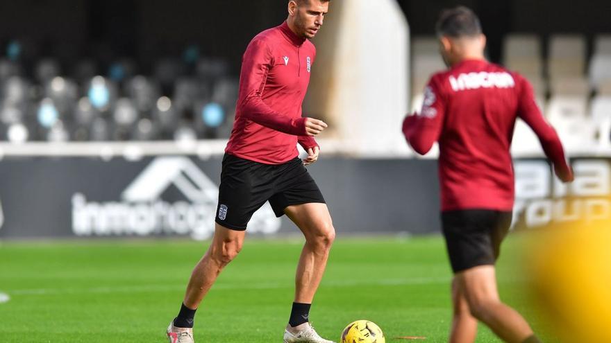 Pedro Alcalá, central del FC Cartagena, durante un entrenamiento en el Cartagonova.  | PRENSA FC CARTAGENA