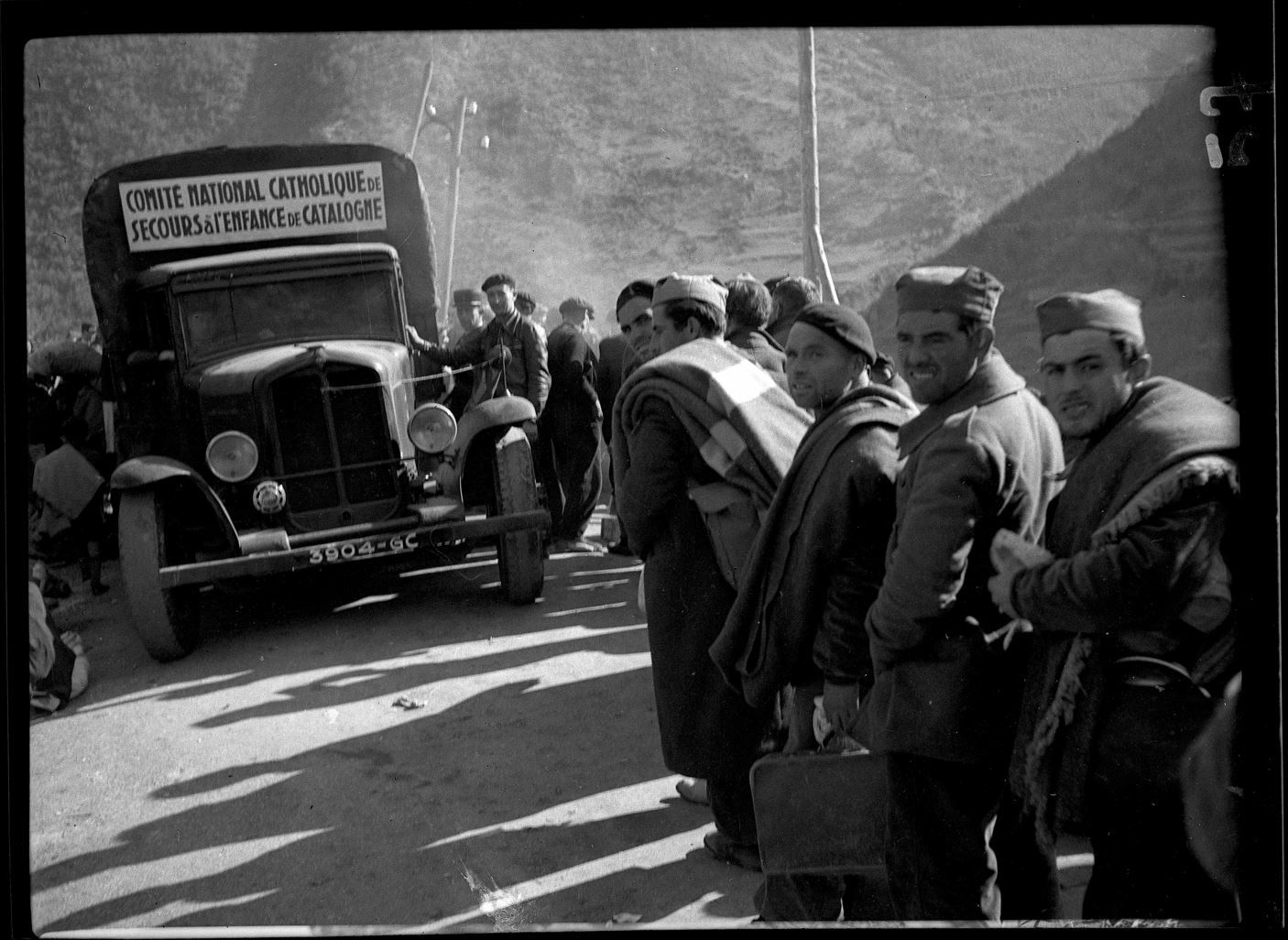 Un gendarme atura un camió del Comitè Nacional Catòlic a la carretera del Pertús a Perpinyà, el febrer del 1939.
