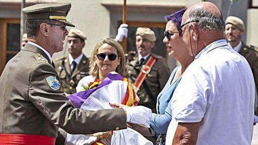 Carlos Palacios entrega flores a las familias de los héroes de Baler.