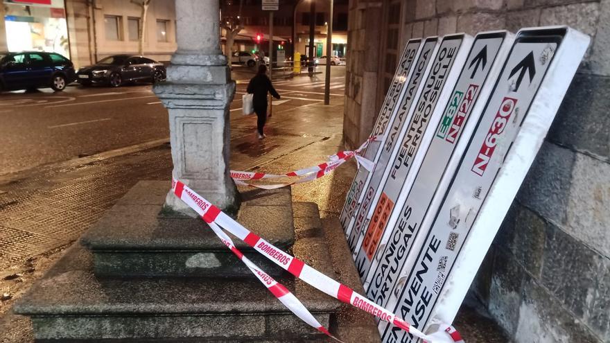 El viento arranca de cuajo la señal indicativa junto a la iglesia del Carmen en Zamora