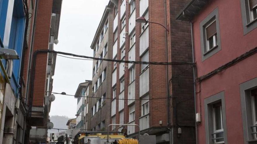 Un camión de bomberos, ante la vivienda afectada (en la parte superior de la imagen).