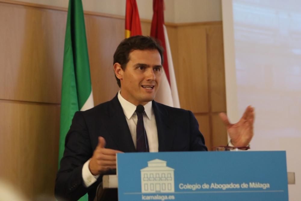 El líder nacional de Ciudadanos ha sido premiado por los abogados de Málaga con el 'World Peace and Liberty Award', un galardón que ha recibido de la mano del decano Francisco Javier Lara.