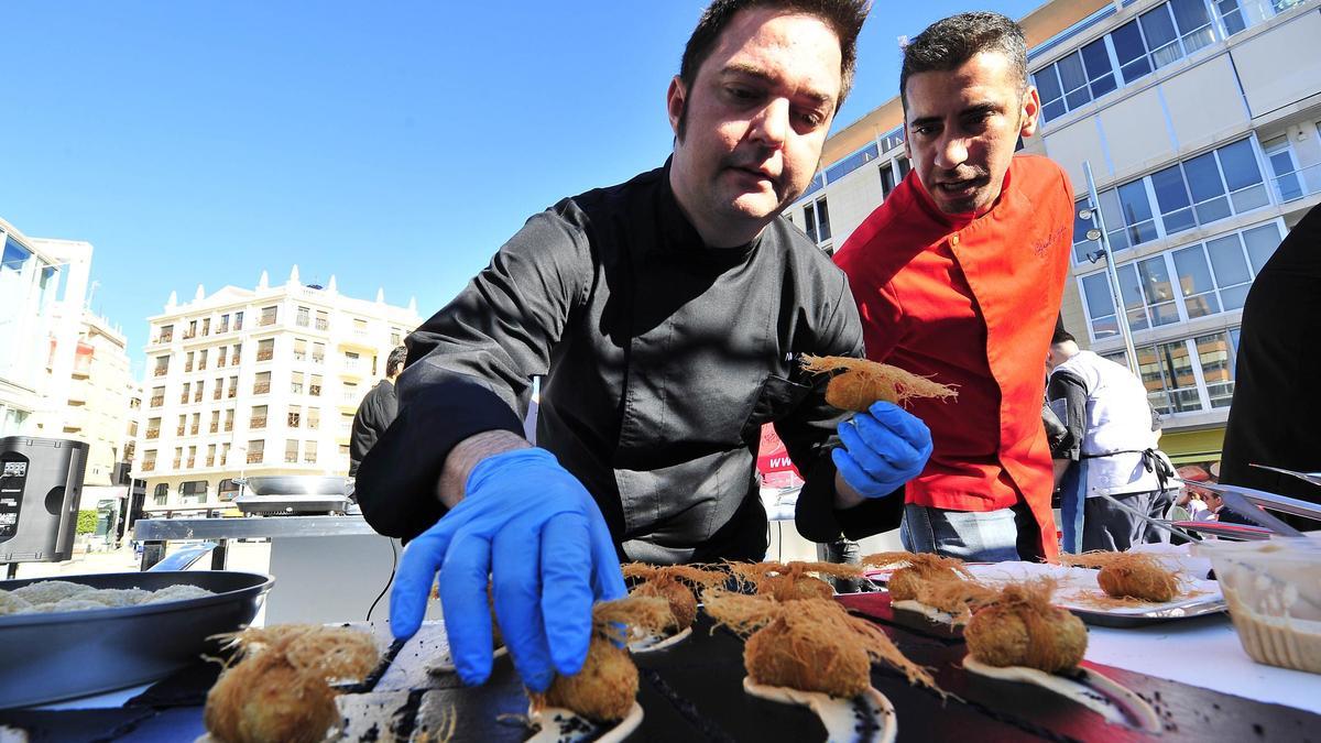 Una edición anterior de un concurso de tapas celebrado en Elche.