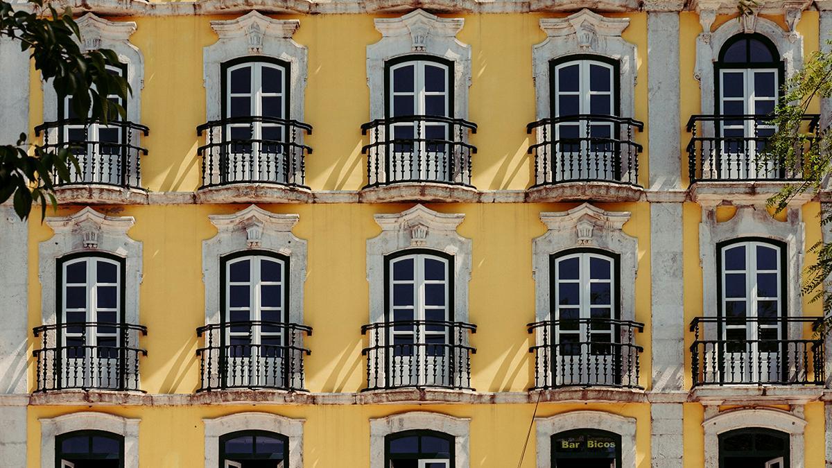 Fachadas tradicionales de Lisboa, una ciudad que Pessoa convirtió en escenario íntimo y literario.