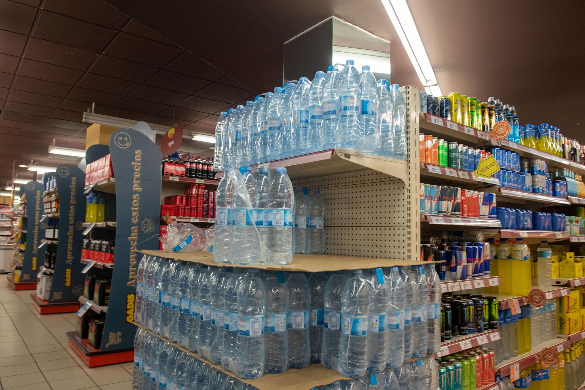 Betanzos fleta cisternas y reparte garrafas ante las restricciones de agua por la gastroenteritis