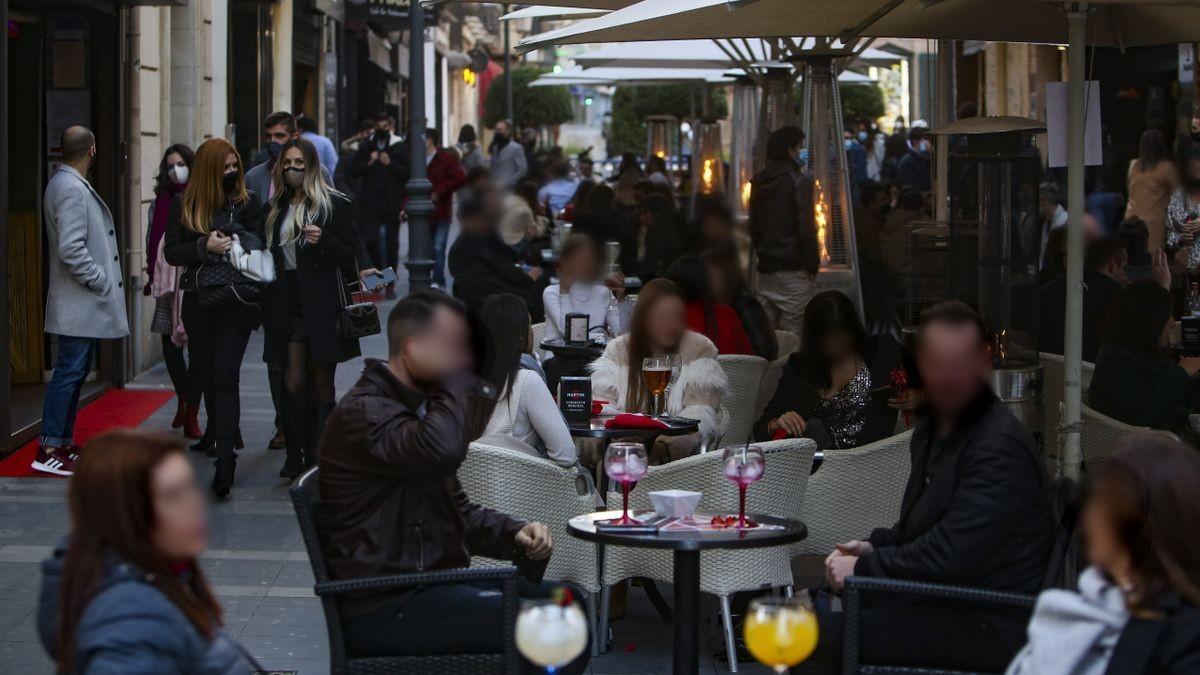 Ambiente el día de Nochevieja por la tarde en la calle Castaños