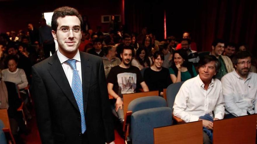 Rafael Valdés, ayer, en la Facultad de Medicina. Sentados en primera fila, Carlos López Otín y Xosé Antón Suárez Puente.