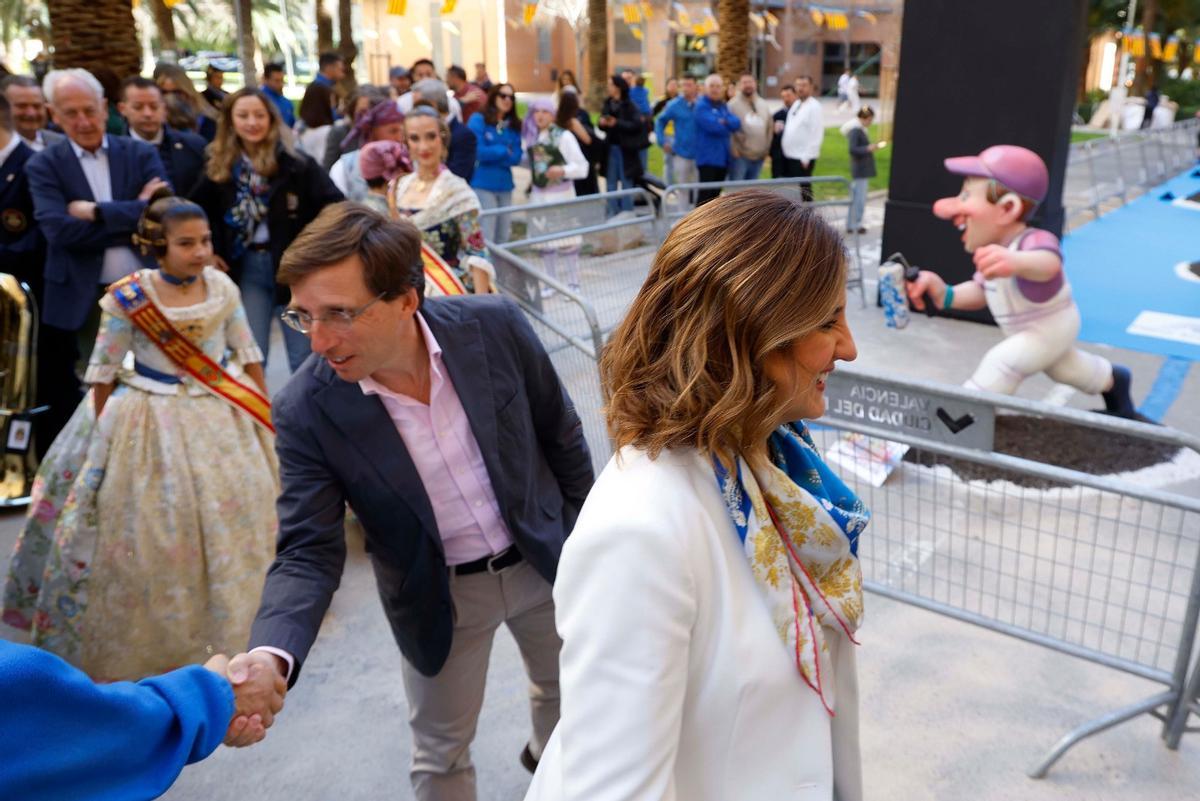 José Luis Martínez Almeida visita "la falla más larga del mundo" José Luis Martínez Almeida visita "la falla más larga del mundo"
