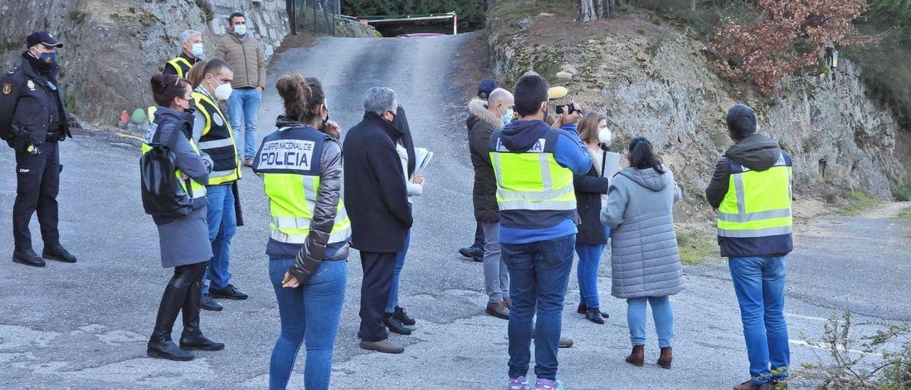 La comisión judicial, durante la reconstrucción, junto al camino que parte del motel.