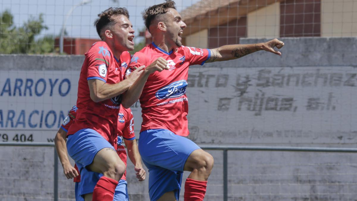 Javi González y Luismi, celebrando el gol colegial ante el Miajadas.