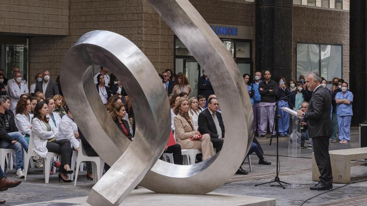 El Hospital Negrín inaugura 'A pulso', una escultura de homenaje al personal sanitario