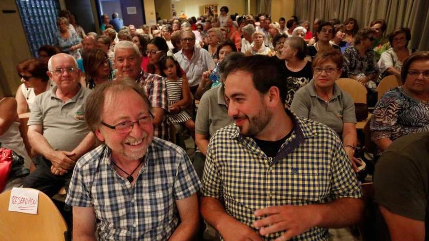 Ánxel Álvarez e Inaciu Galán, ayer, antes de recoger sus premios literarios.