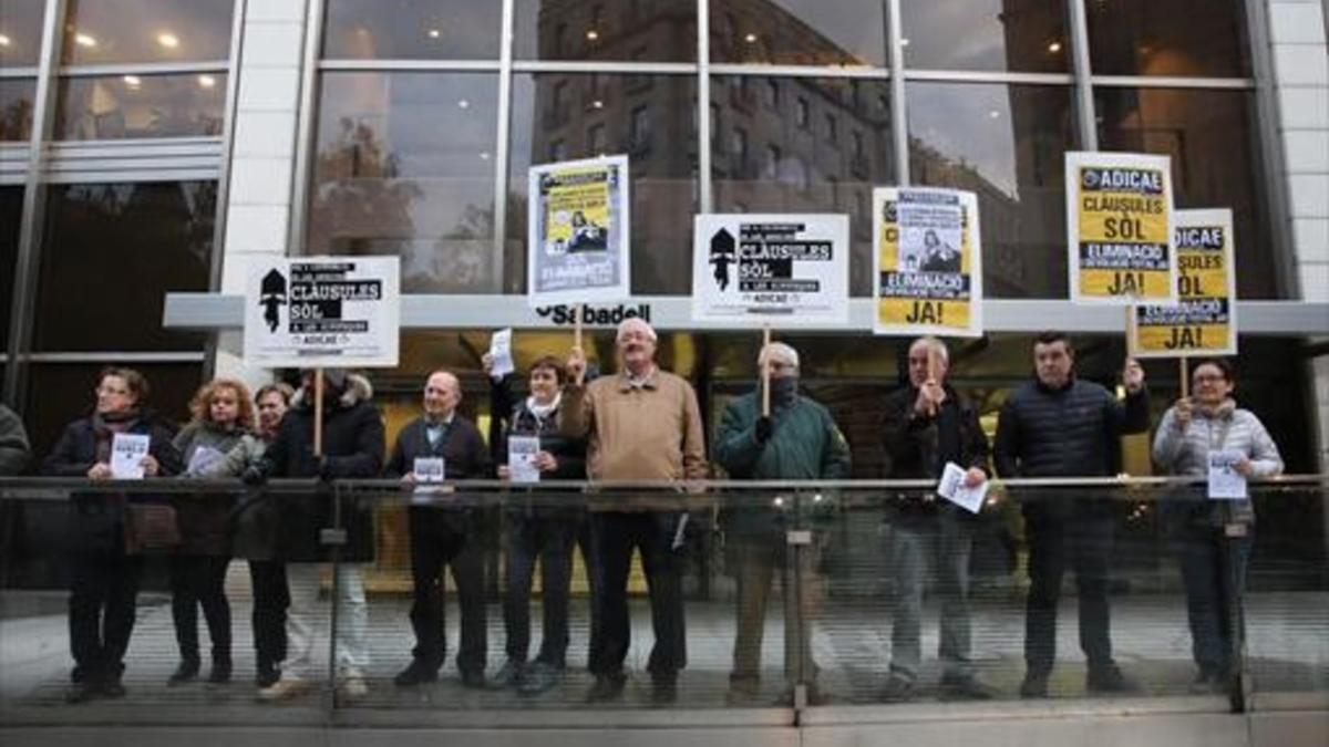 Manifestación de Adicae contra las entidades que no han devuelto la cláusula suelo, ayer, en Barcelona.
