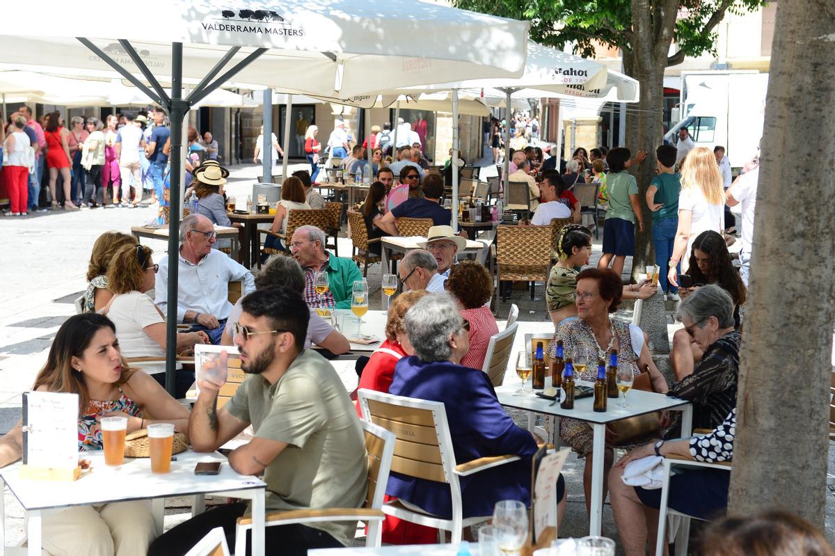 Terrazas llenas en la plaza Mayor, este sábado de feria en Plasencia.