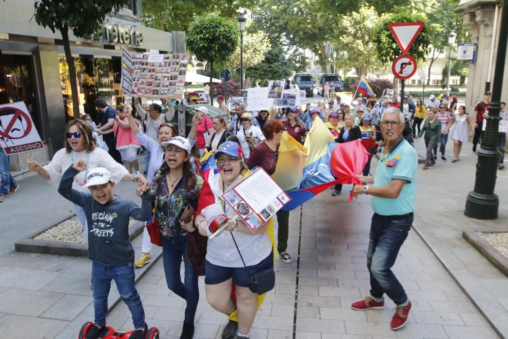 "Venezuela está luchando por su libertad" ha sido una de las consignas que se han leído esta mañana por los pensionistas venezolanos en Vigo.