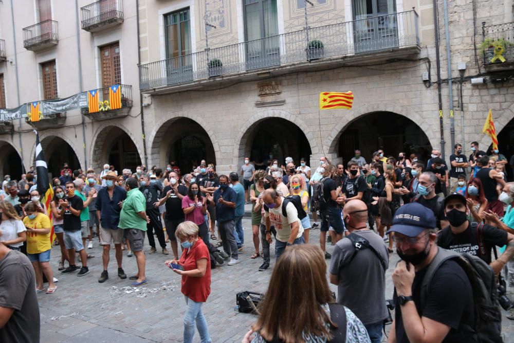 GALERIA | Unes 300 persones es concentren a Girona contra la monarquia i cremen fotos dels reis Felip i Joan Carles