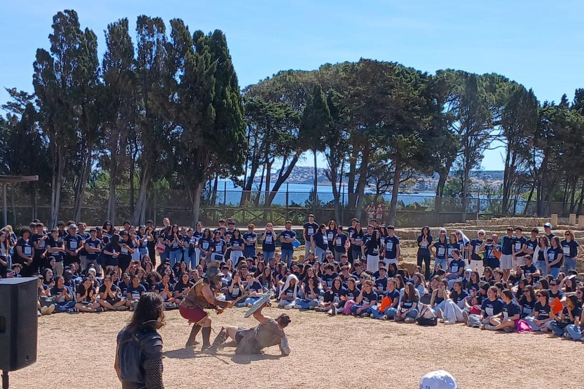 Els alumnes, aquest matí, veient l'espectacle de gladiadors.