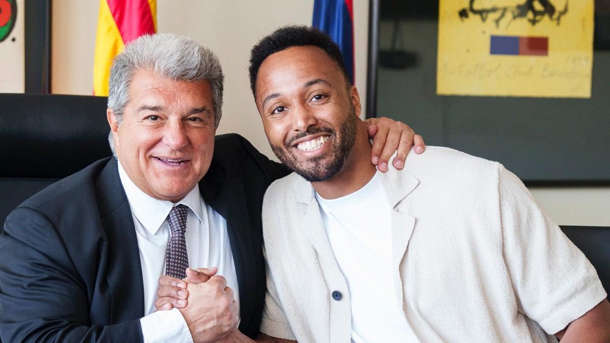 Laporta y N'Guessan, durante la firma del contrato