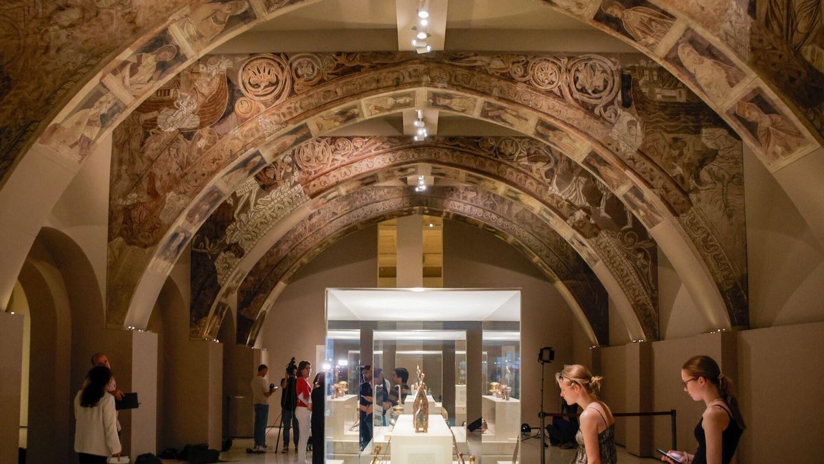 Varias personas observan las pinturas murales del Monasterio de Sijena expuestas en el Museu Nacional d’Art de Catalunya (MNAC), a 29 de mayo de 2025, en Barcelona.