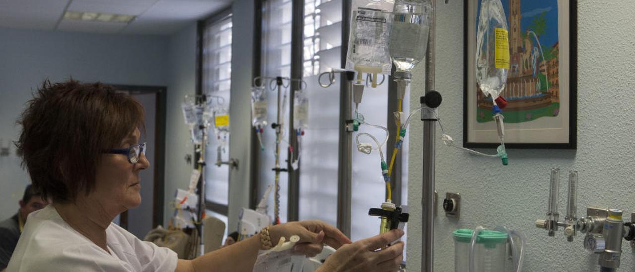 Preparación de la medicación en el hospital de día de Sant Joan.