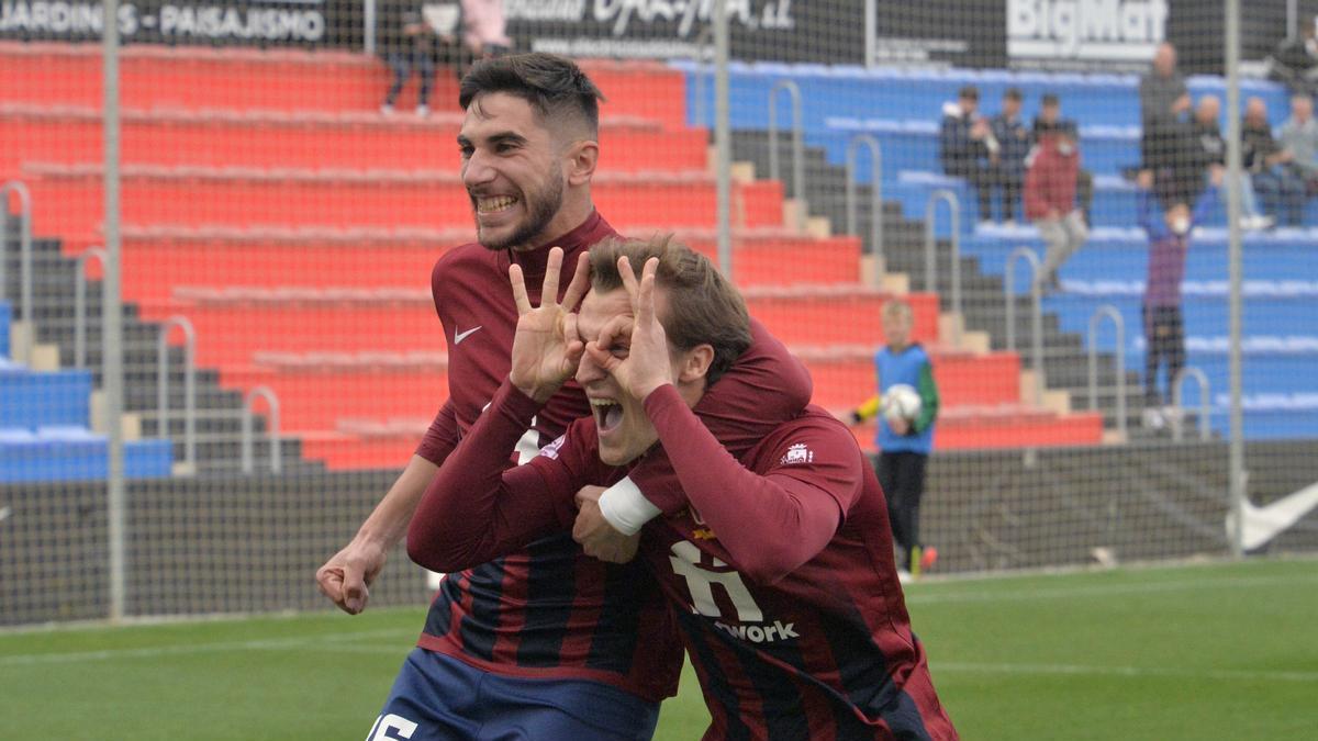Redru y Pablo García celebran un gol del Eldense en el Nuevo Pepico Amat.