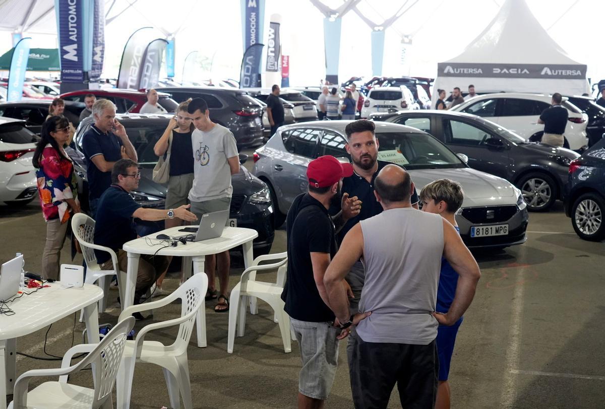 Galería: Los clientes observan los coches de Motorocasión.