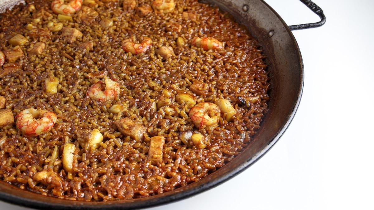 Los precios de los menús oscilan entre los 25 y los 55 euros por persona, lo que permite disfrutar de diferentes experiencias gastronómicas.