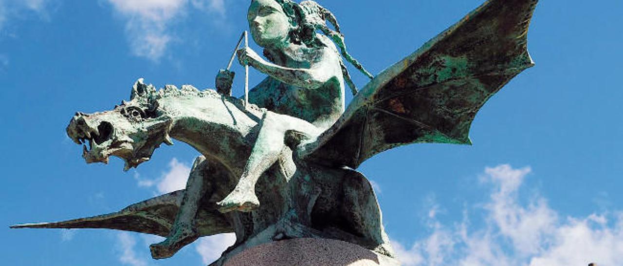 &quot;A fada e o dragón&quot;, no Paseo de Alfonso XII, escultura de Xaime Quessada en homenaxe aos poetas do mar de Vigo.